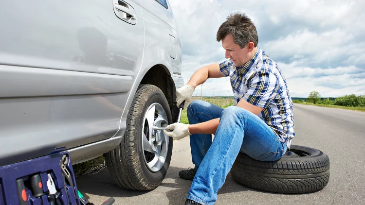 Tighten the car tire screws
